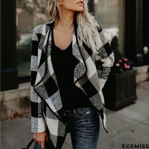 Stylish Black and White Plaid Women's Sweater plaids waterfall